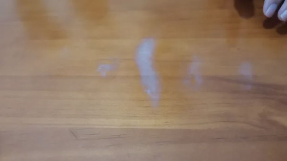 木桌子上的白斑怎么去除？桌面高温烫到的白印子修复